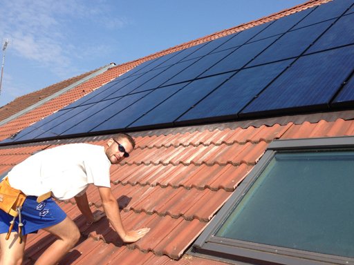 technocien posant des panneaux photovoltaiques à chaumont